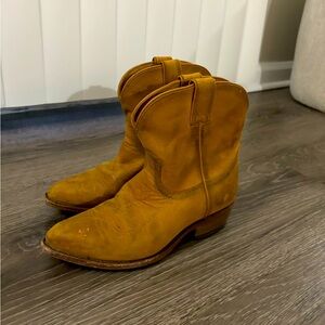 Frye short women’s cowgirl boots! Size 6.5